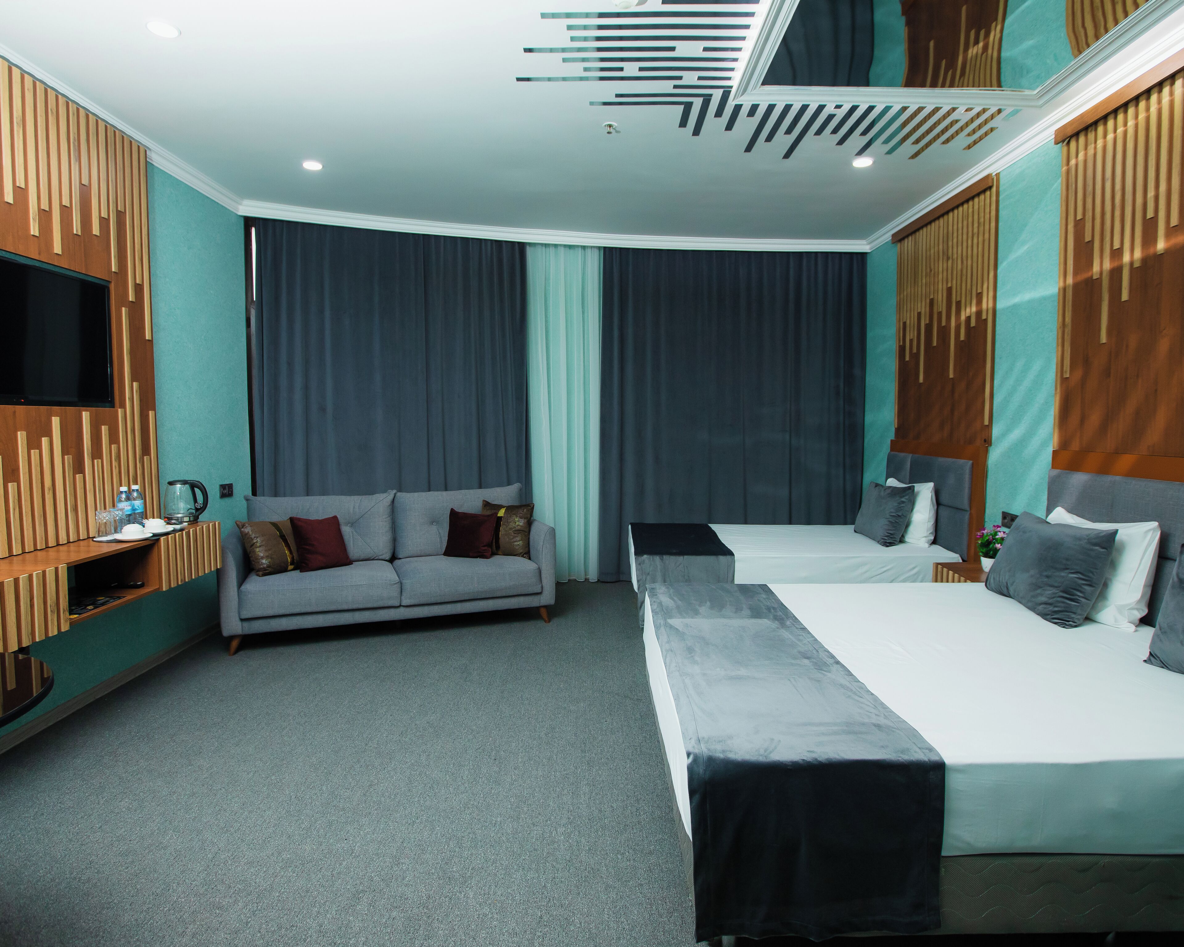 Tremannsrom – comfort, byutsikt | Minibar, skrivebord, strykejern/-brett og wi-fi