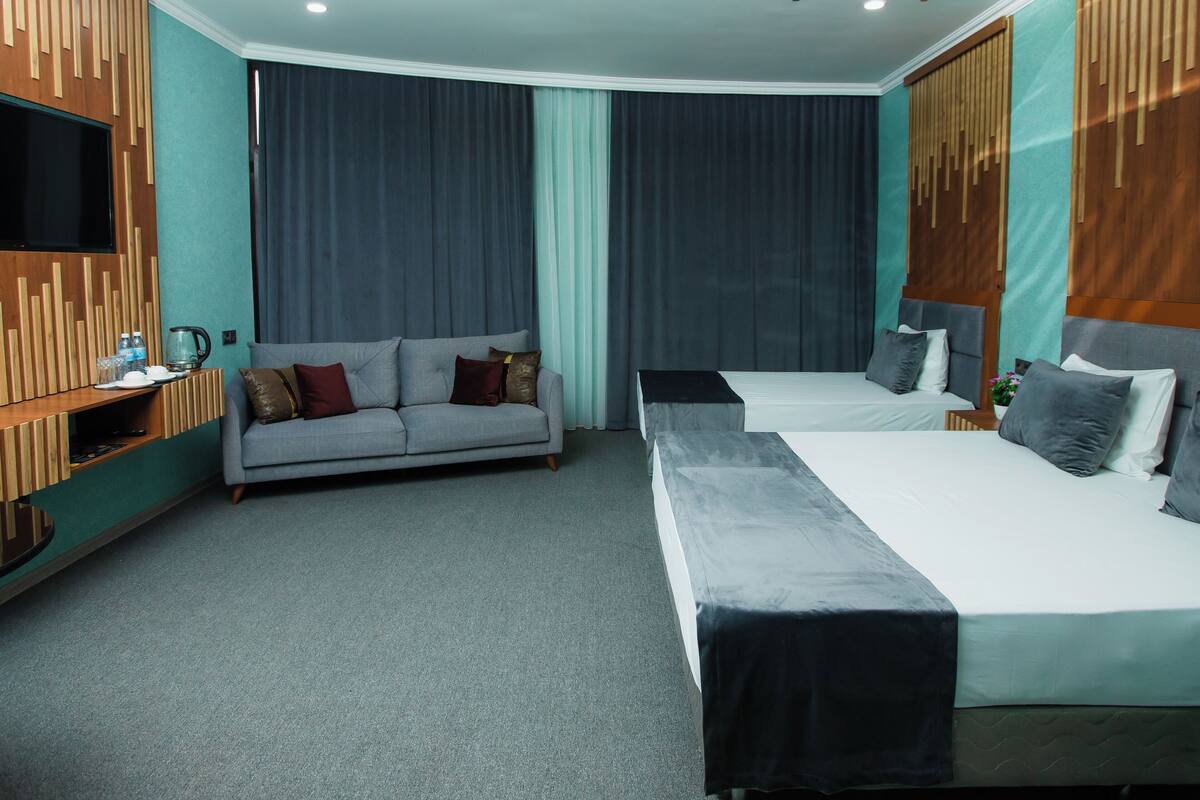 Tremannsrom – comfort, byutsikt | Minibar, skrivebord, strykejern/-brett og wi-fi