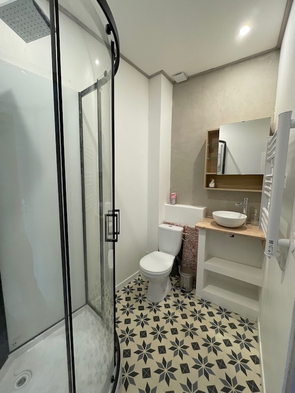 Shower, hair dryer, towels, soap
