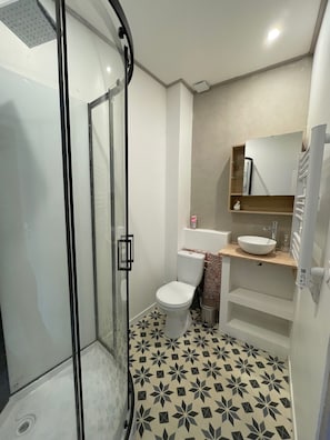 Douche, sèche-cheveux, serviettes fournies, savon