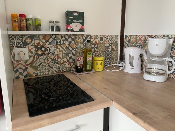 Microondas, horno y placa de cocina