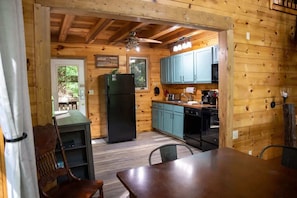 Réfrigérateur, micro-ondes, plaque de cuisson, lave-vaisselle