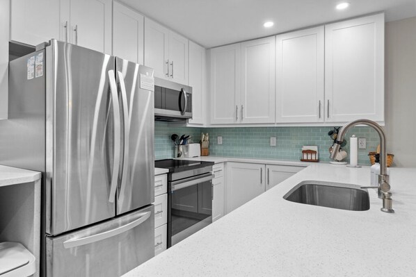 Kühlschrank, Mikrowelle, Ofen, Herdplatte