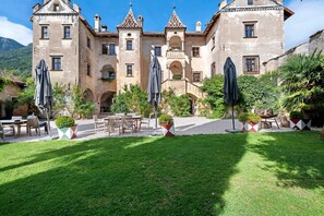 Outdoor dining - Country House 'Zinnenberg' with Mountain View, Private Terrace and Wi-Fi (Appiano sulla Strada del Vino)