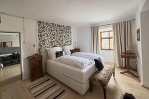 5 bedrooms, WiFi, bed sheets - Country House 'Zinnenberg' with Mountain View, Private Terrace and Wi-Fi (Appiano sulla Strada del Vino)