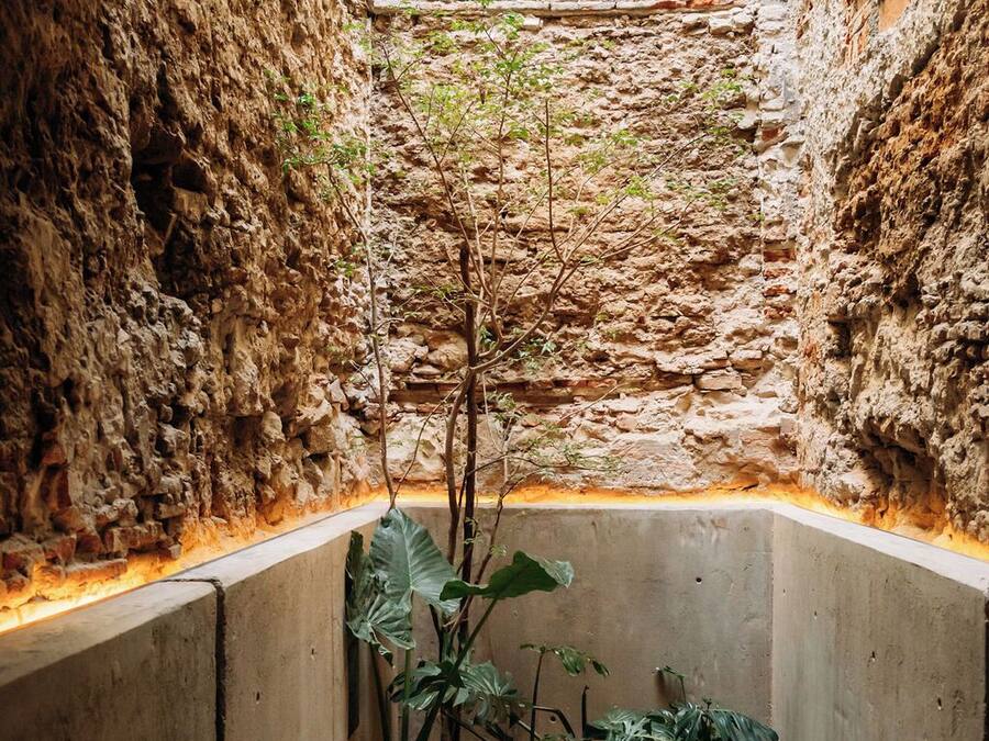 Quarto casal luxo, vista para o pátio | Área de estar | TV LED 70 polegadas com canais digitais, Netflix, smart speakers