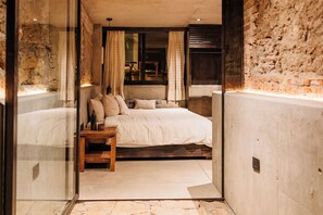Chambre Double Deluxe, vue cour intérieure | Literie de qualité supérieure, couette en duvet d'oie