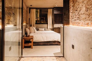 Quarto casal luxo, vista para o pátio | Roupas de cama premium, edredons de pluma, camas Select Comfort