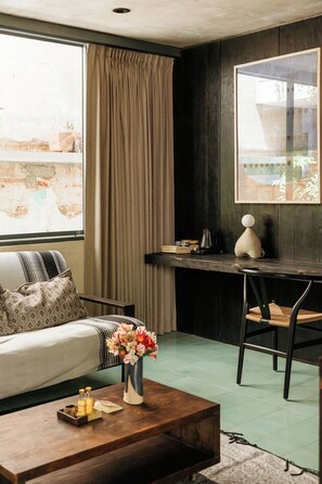 Junior-sviitti, lemmikit sallittu, näköala pihalle | Ylelliset vuodevaatteet, untuvapeitot