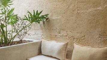 Deluxe Triple Room, Courtyard View | Living area