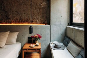 Chambre Double Deluxe, vue cour intérieure | Literie de qualité supérieure, couette en duvet d'oie