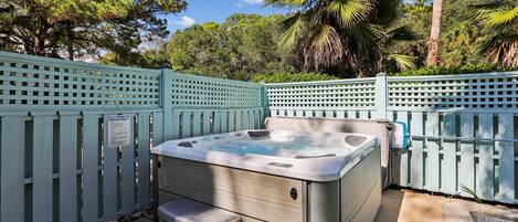 Outdoor spa tub