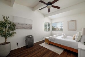 1 dormitori, planxa i posts de planxar, wifi i roba de llit 