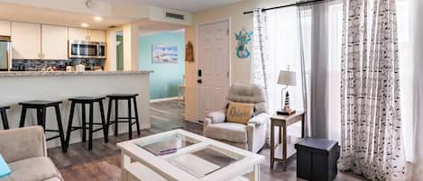 Smart-TV, Kamin, Bücher, Arbeitsbereiche