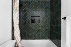 Regadera, secadora de cabello, toallas 