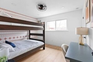 2 Schlafzimmer, Schreibtisch, Bügeleisen/Bügelbrett, WLAN