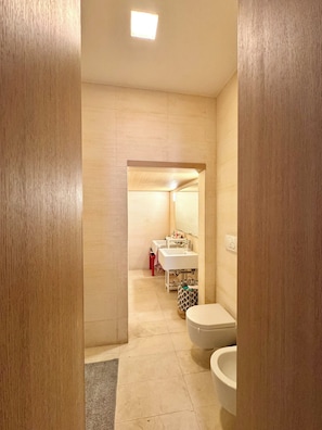 Douche, sèche-cheveux, bidet, serviettes fournies