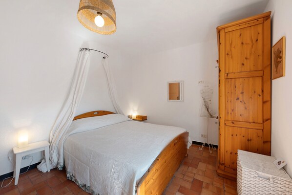 1 bedroom, bed sheets