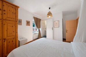 1 bedroom, bed sheets