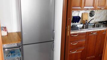 KĂŒhlschrank, Ofen, Herdplatte, Wasserkocher