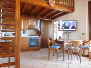 Frigorifero, forno, piano cottura, bollitore elettrico