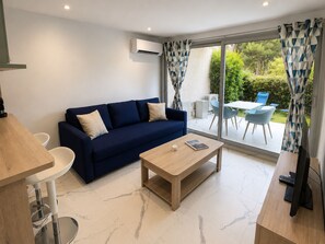 TV, DVD player - Santa Lucia seafront apartment with air conditioning and wifi (Saint-Raphaël)