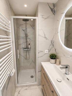 Shower, hair dryer, towels, toilet paper - Santa Lucia seafront apartment with air conditioning and wifi (Saint-Raphaël)