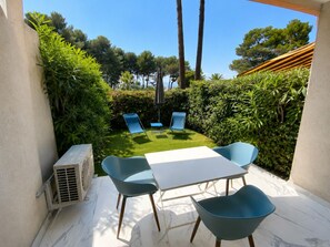 Outdoor dining - Santa Lucia seafront apartment with air conditioning and wifi (Saint-Raphaël)