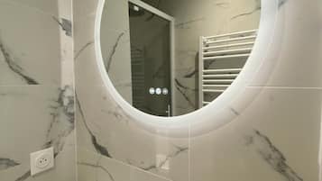 Dusche, Haartrockner, Handtücher, Toilettenpapier