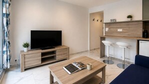 Unclassified image, 4 of 18, button - ST. LUCIA • APARTMENT WITH AIR CONDITIONING AND TERRACE – 2 MINUTES FROM THE OCEAN (Saint-Raphaël)