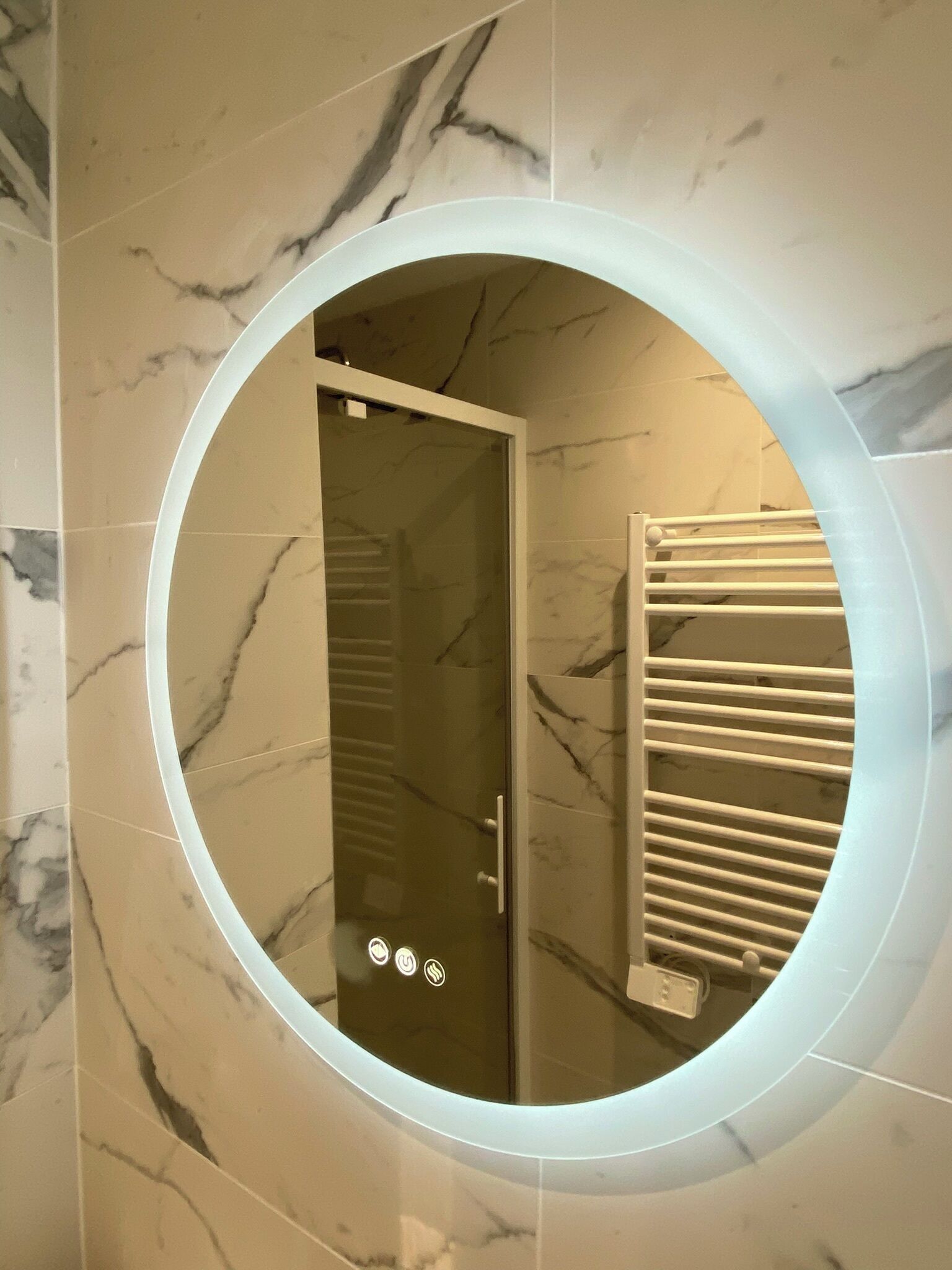 Dusch, hårtork, handdukar och toalettpapper