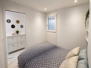 1 slaapkamer, een strijkplank/strijkijzer, reisbedje, gratis wifi