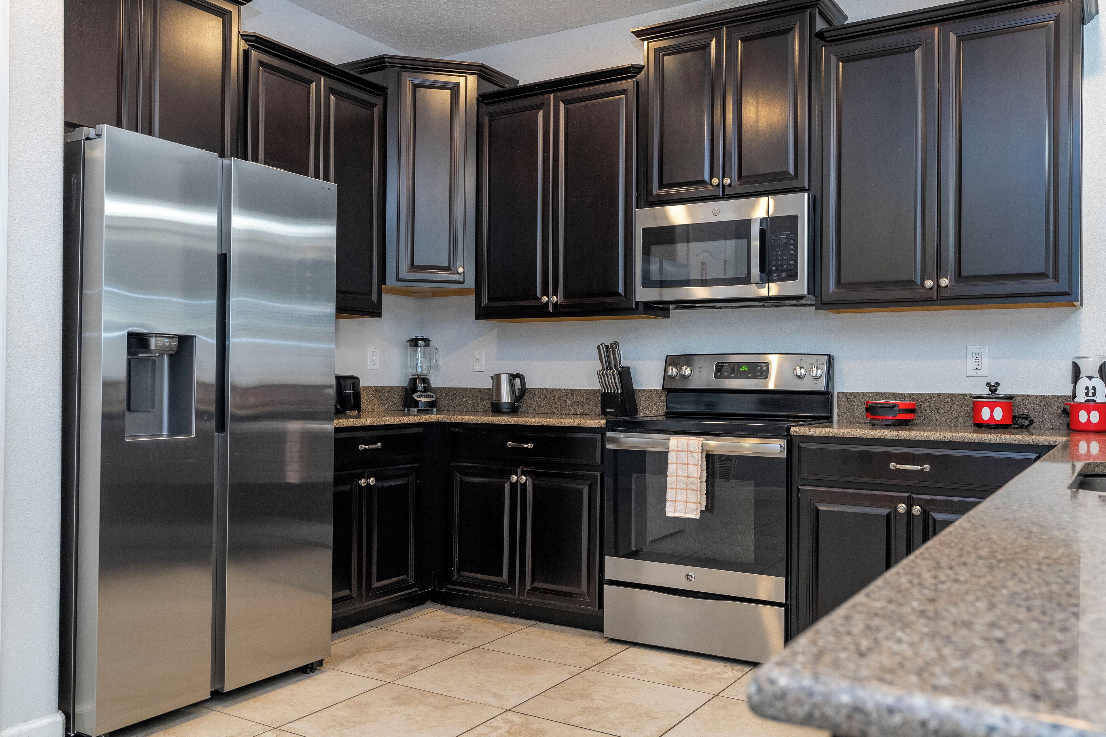 Kjøleskap, mikrobølgeovn, ovn og kokeplater