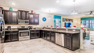 Refrigerador, microondas, horno y parrilla de estufa