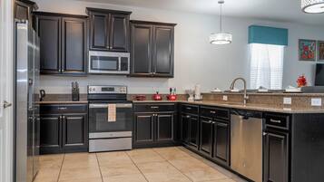 Een koelkast, een magnetron, een oven, een kookplaat