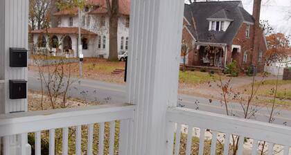 Soothing 2-bedroom apartment with AC in Evansville