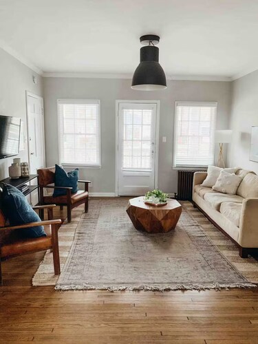 Soothing 2-bedroom apartment with AC in Evansville