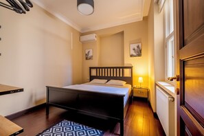 3 bedrooms, iron/ironing board, internet, bed sheets