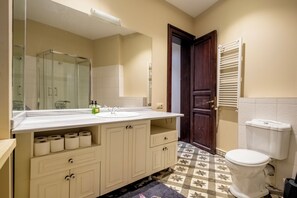 Ducha, secador de pelo, bidé y toallas