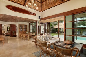 Smart TV - Tranquil three bedrooms villa forest view in Jimbaran (Bali)