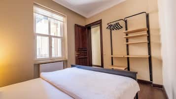 3 bedrooms, iron/ironing board, internet, bed sheets