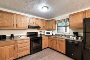 Family Townhome, Resort View | Private kitchen | Microwave, coffee/tea maker