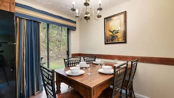 Family Townhome, Resort View | Makan dalam bilik