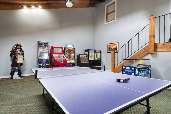 Game room - Mountain Meadows (Pigeon Forge)