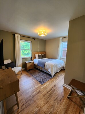 2 habitaciones, escritorio y tabla de planchar con plancha 