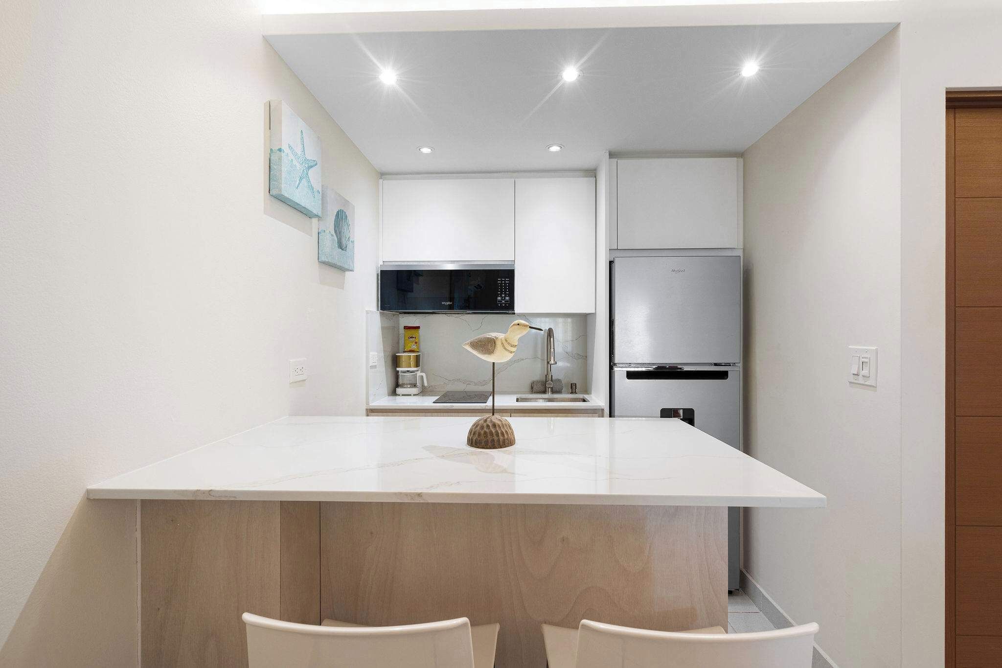 Køleskab, mikrobølgeovn, kogeplade, kaffe-/temaskine