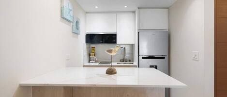 Réfrigérateur, micro-ondes, plaque de cuisson, cafetière/bouilloire