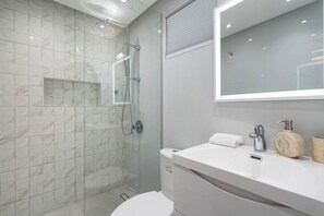 Dusche, Haartrockner, Handtücher