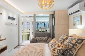 Työpöytä, silitysrauta/-lauta, vauvan matkasänky, Wi-Fi