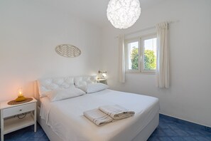 2 soverom, strykejern/-brett og sengetøy